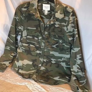 Forever 21 100% cotton camo snap front shirt.